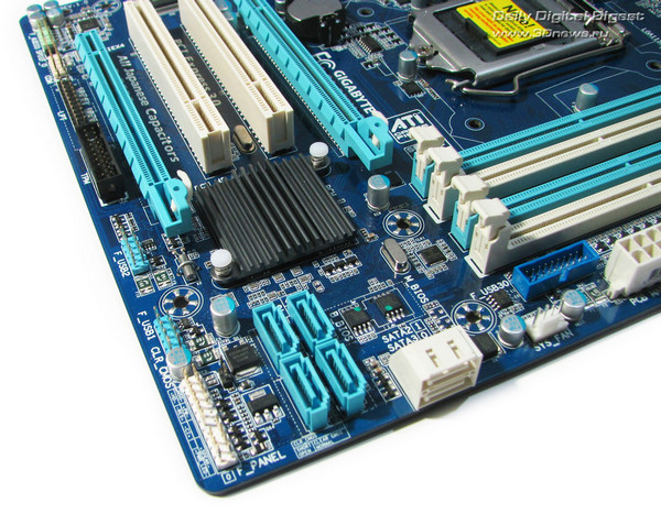  Gigabyte B75M-D3H угол 