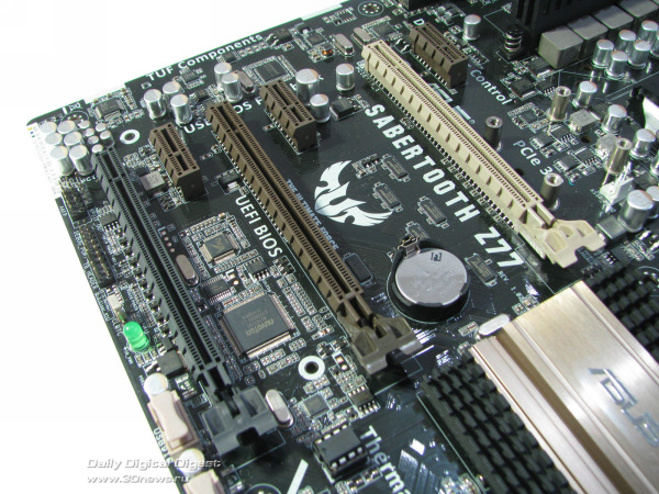  ASUS Sabertooth Z77 слоты 