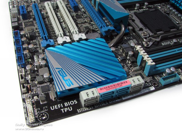  ASUS P9X79 Deluxe угол 