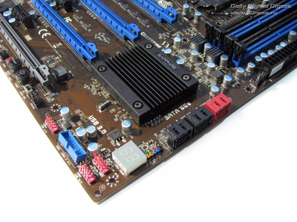 Sapphire PURE Platinum Z77K угол 
