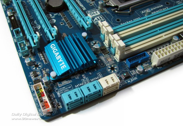  Gigabyte Z77MX-D3H угол 