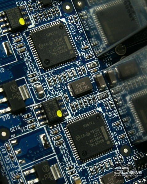  Пара гигабитных сетевых контроллеров Intel WG82574L 