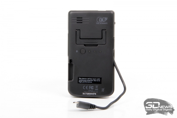  Aiptek A50P &mdash; задняя панель с VGA-кабелем 