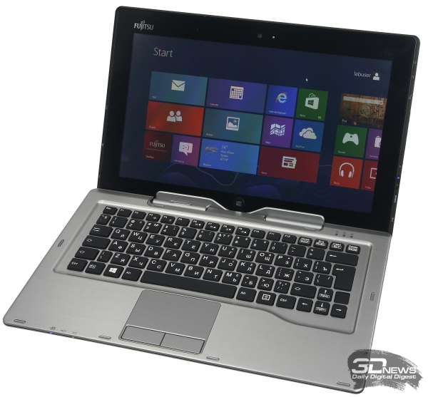  Fujitsu Stylistic Q702, вид в три четверти 