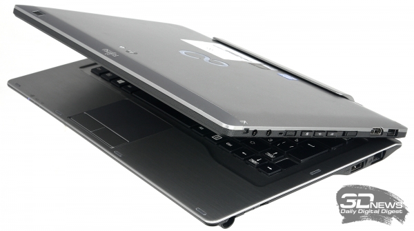  Fujitsu Stylistic Q702, вид в три четверти 