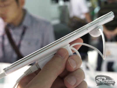  Oppo N1 mini: right 