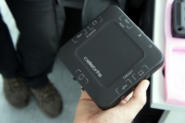  Cellebrite Desktop - меньше, чем Touch, по размерам, дешевле, с той же функциональностью, но для работы необходим компьютер 