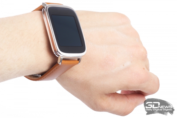  &laquo;Умные&raquo; часы ASUS ZenWatch на руке 