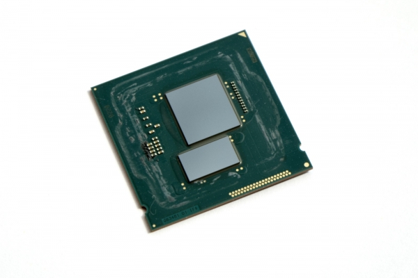  Core i7-5775C без процессорной крышки. Чип Crystalwell &ndash; снизу 