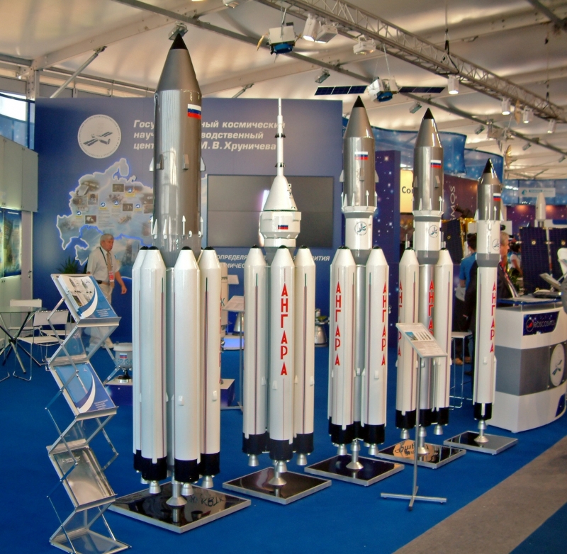  Макеты ракет-носителей семейства &laquo;Ангара&raquo; (слева направо): А-7 повышенной грузоподъемности, А5П с пилотируемым кораблём, тяжёлая А5, средняя А3 и лёгкая А1.2 в варианте первого пуска. Фото из архива журнала &laquo;Новости космонавтики&raquo; 