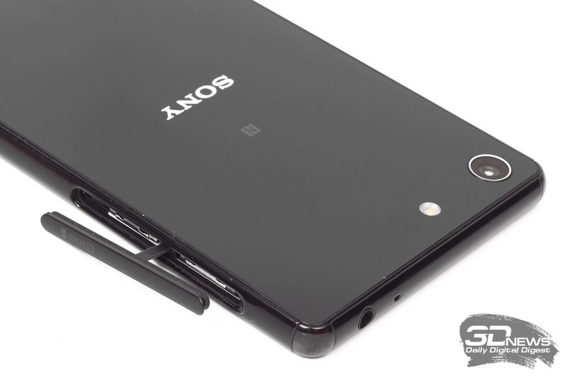 Sony Xperia M5 &ndash; гнезда для установки SIM-карточки и карточки памяти 