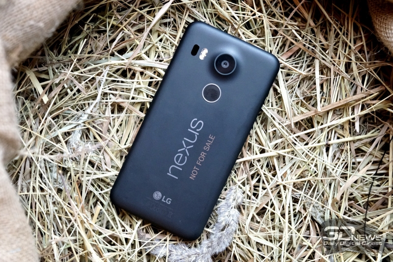  Google Nexus 5X, задняя панель: рядом с камерой &ndash; лазер автофокуса и двойная вспышка. Надписи &laquo;Not for sale&raquo; в магазинных Nexus не будет, не переживайте 