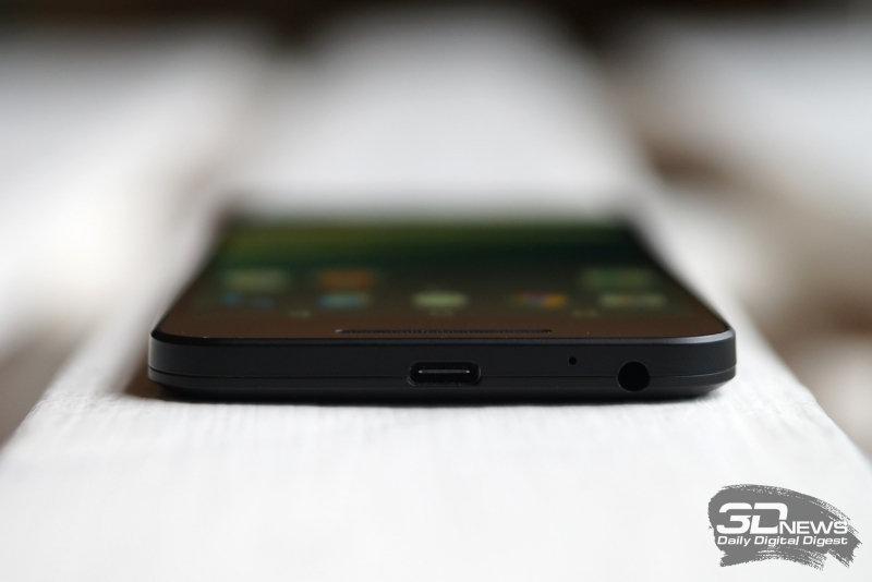  Google Nexus 5X, нижний торец: по центру &ndash; порт USB-C, правее &ndash; миниджек и отверстие разговорного микрофона 