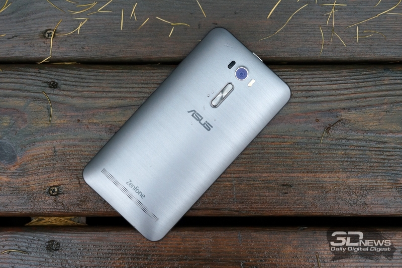  ASUS Zenfone 2 Laser, задняя панель: по центру сверху &ndash; основная камера с двойной светодиодной вспышкой и модулем лазерного автофокуса; под ней &ndash; качелька громкости; снизу &ndash; основной динамик 