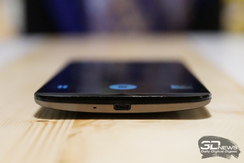  ASUS Zenfone 2 Laser, нижний торец: разъем microUSB 