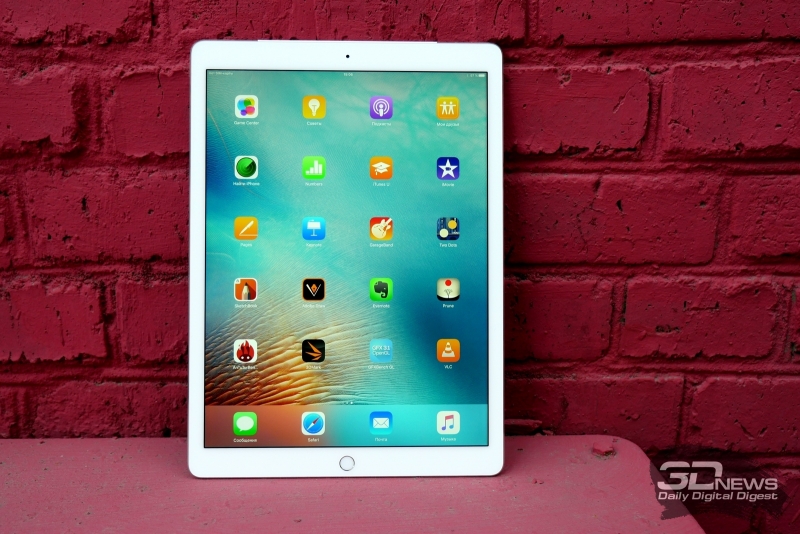  Apple iPad Pro, лицевая панель: над экраном &mdash; фронтальная камера, под экраном &ndash; кнопка Home 