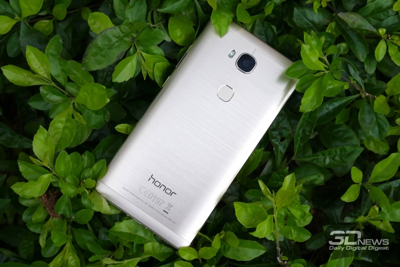  Huawei Honor 5X, задняя панель: сверху &ndash; камера и двойная светодиодная вспышка, ниже &ndash; сканер отпечатков пальцев 
