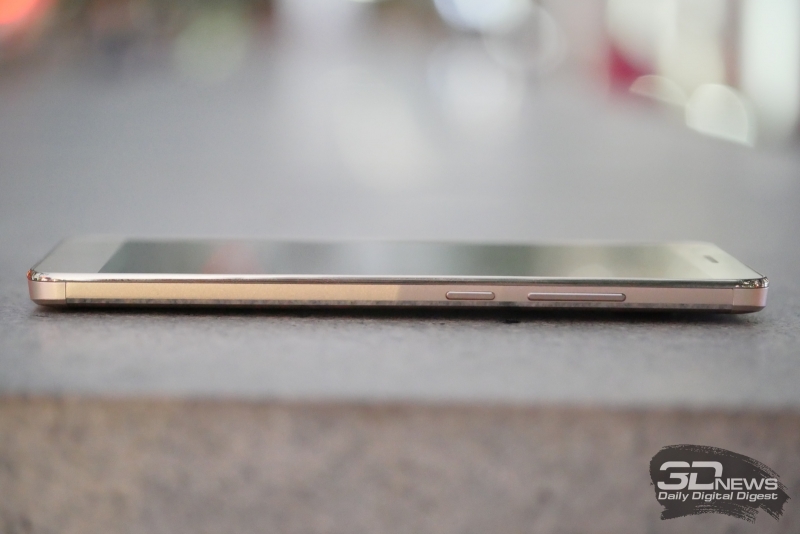  Huawei Honor 5X, правое ребро: качелька громкости, под ней &ndash; кнопка включения 