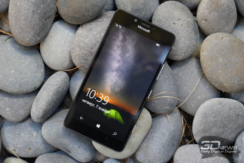 Microsoft Lumia 950, лицевая панель: над экраном &ndash; фронтальная камера, датчик освещения, разговорный динамик и инфракрасная камера для распознавания по сетчатке; под экраном - микрофон 