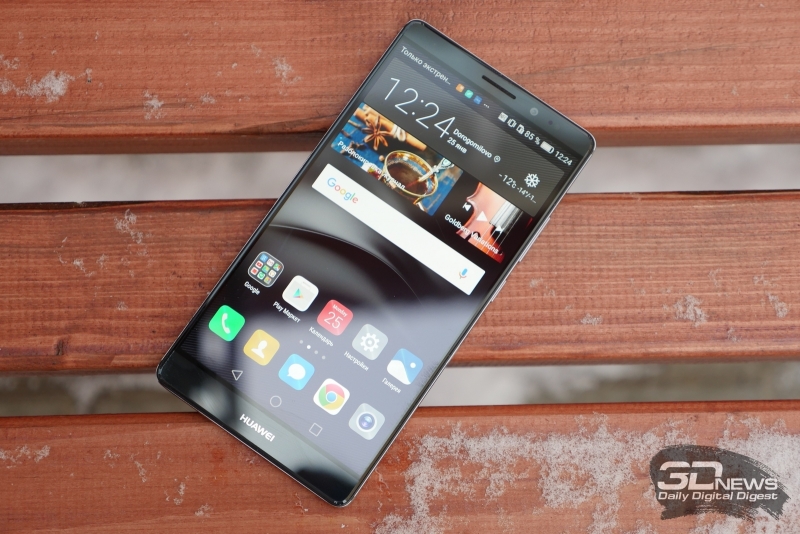  Huawei Mate 8, лицевая панель: над дисплеем расположен разговорный динамик, фронтальная камера, датчик освещенности и миниатюрный индикатор состояния 