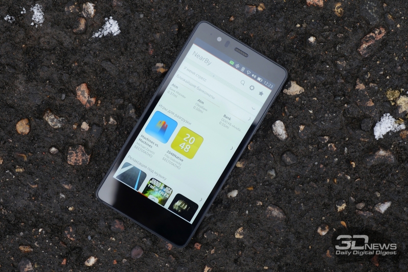  BQ Aquarius E5 HD, лицевая панель: над экраном &ndash; разговорный динамик, датчик освещенности, фронтальная камера и индикатор состояния; под экраном нет функциональных элементов 