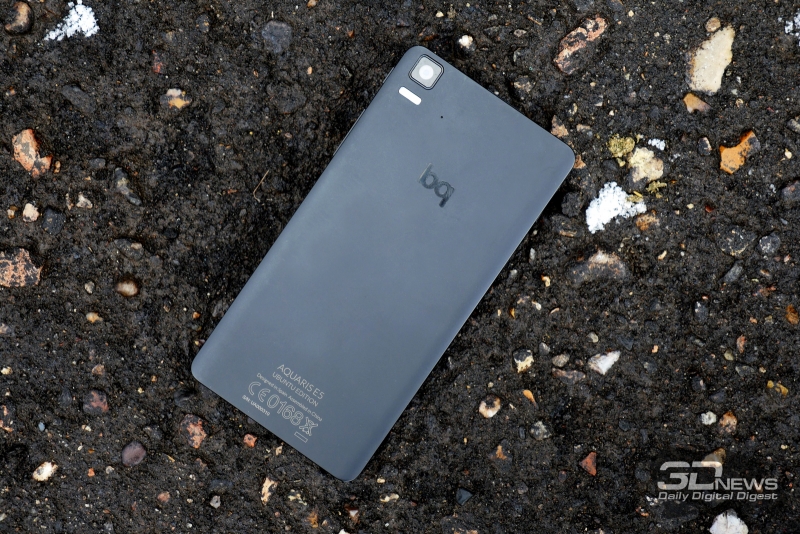  BQ Aquarius E5 HD, тыльная панель: в левом верхнем углу  - объектив камеры и двойная светодиодная вспышка, правее &ndash; основной микрофон 