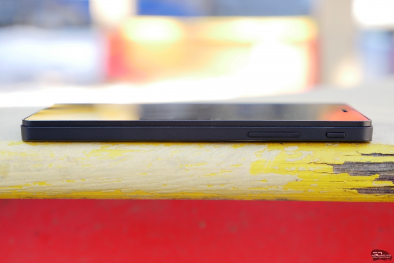  BQ Aquarius E5 HD, правая грань: две клавиши &ndash; включения и регулировки громкости 