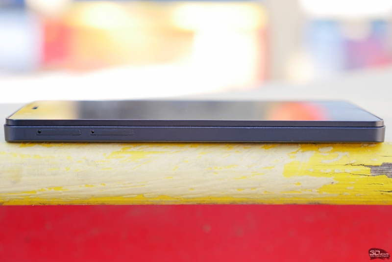  BQ Aquarius E5 HD, левая грань: два раздельных слота для microSIM-карт 