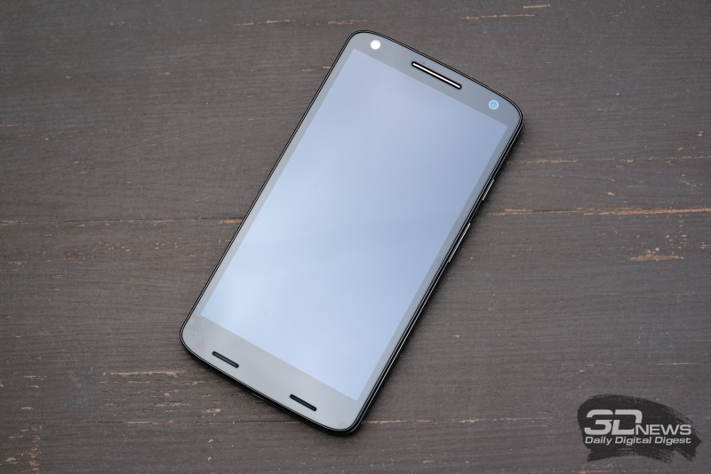  Moto X Force, лицевая панель: над экраном &ndash; сенсор освещенности, разговорный динамик и фронтальная камера; под экраном &ndash; монодинамик под правой решеткой и блок из пяти (!) разговорных микрофонов под левой 
