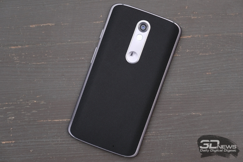 Moto X Force, тыльная панель: по центру сверху &ndash; блок из камеры, двойной светодиодной вспышки и декоративной панели с логотипом; снизу &ndash; малозаметное отверстие дополнительного микрофона 
