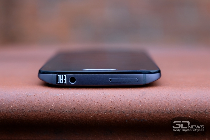  Moto X Force, нижняя грань: порт microUSB 