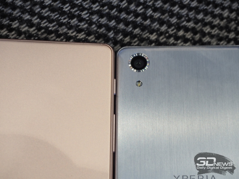  Xperia X &mdash; слева, Xperia X Performance &mdash; справа 