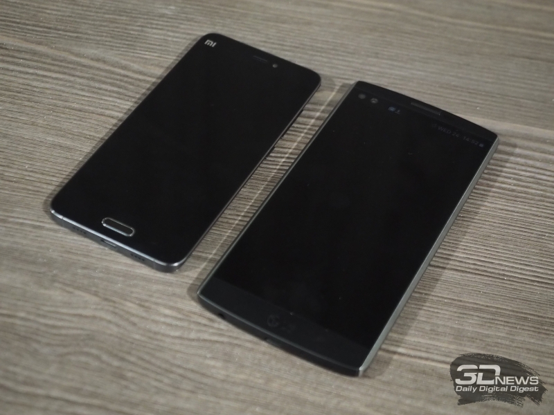  Xiaomi Mi 5 рядом с LG V10 для сравнения габаритов 