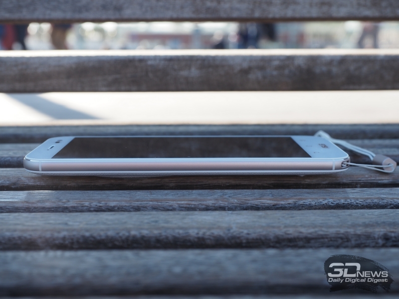  ASUS Zenfone Zoom, левая грань лишена функциональных элементов 