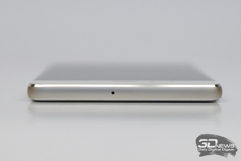  Huawei P9, верхняя грань: только отверстие микрофона 