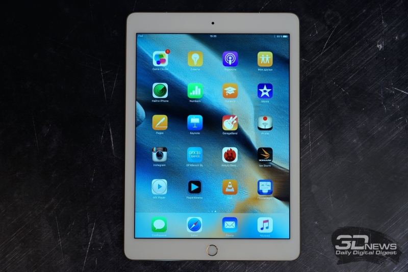  Apple iPad Pro 9,7, лицевая панель: над экраном - фронтальная камера, под экраном &ndash; кнопка Home 