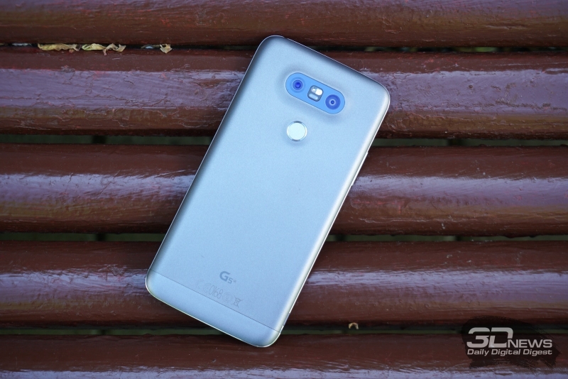  LG G5 se, тыльная панель: блок камер с двумя объективами, двойной светодиодной вспышкой и глазком лазерного автофокуса, ниже &ndash; кнопка включения, совмещенная со сканером отпечатка пальца 