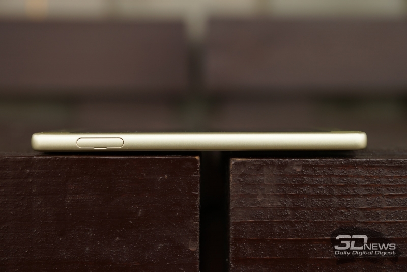  Sony Xperia X, левая грань: слот для nanoSIM-карты и карты памяти microSD 