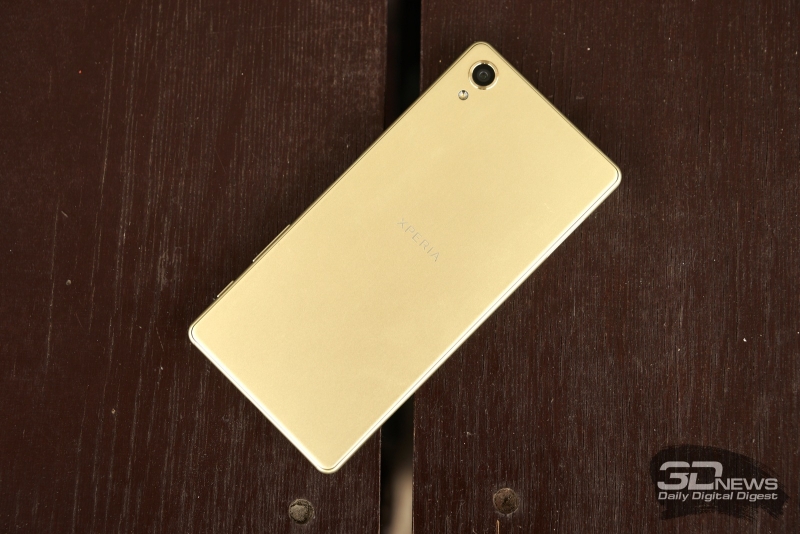  Sony Xperia X, тыльная панель: в левом верхнем углу &ndash; камера, под ней &ndash; одинарная светодиодная вспышка 