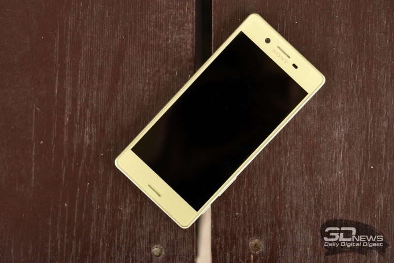  Sony Xperia X, лицевая панель: помимо экрана тут два динамика (разговорный и основной), фронтальная камера и датчик освещения 