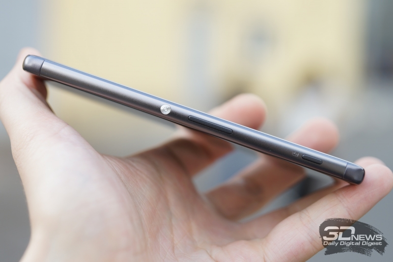  Sony Xperia XA, правая грань: кнопка включения, клавиша регулировки громкости и кнопка активации камеры (она же &ndash; кнопка спуска) 