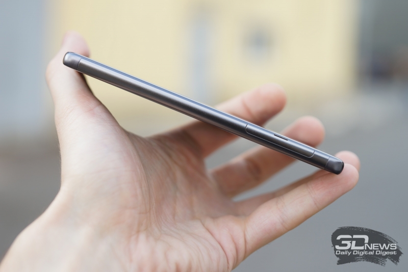  Sony Xperia XA, левая грань: в верхней ее части расположен скрытый под крышкой отсек для SIM-карты и карты памяти 