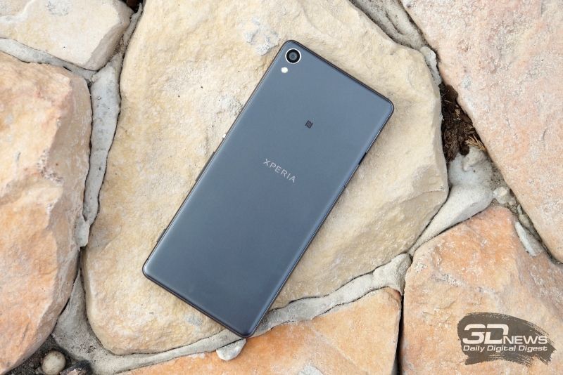  Sony Xperia XA, тыльная панель: в углу &ndash; объектив камеры и одинарная светодиодная вспышка 