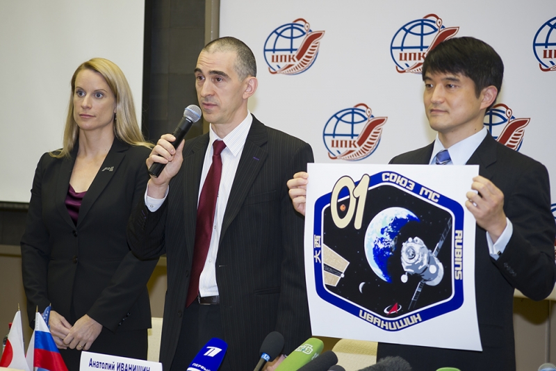  Экипаж корабля &laquo;Союз МС-01&raquo; Кэтлин Рубенс, Анатолий Иванишин и Такуя Ониси представляют эмблему полёта 