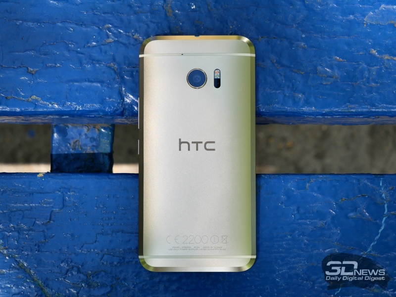  HTC 10, задняя панель: сверху &ndash; выступающий над корпусом объектив основной камеры и блок с двойной светодиодной вспышкой и лазером подсветки автофокуса; над ними &ndash; дополнительный микрофон, вписанный в блок антенны 