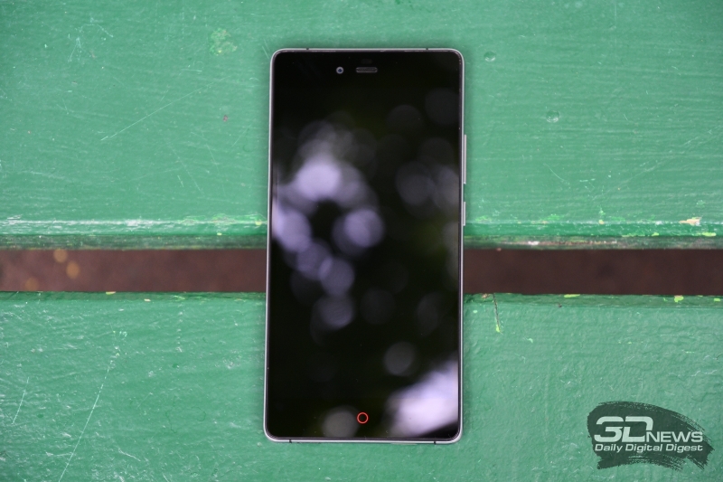  ZTE Z9 Max, лицевая панель: над дисплеем находятся разговорный динамик, датчик освещенности и объектив фронтальной камеры, под дисплеем &ndash; три сенсорные клавиши 