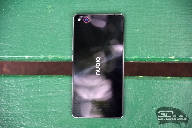  ZTE Z9 Max, задняя панель: в левом верхнем углу &ndash; объектив основной камеры и одинарная светодиодная вспышка 