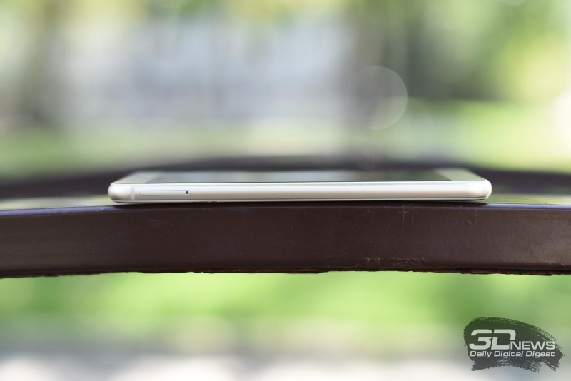  Honor 8, левая грань: единственный слот для двух nanoSIM-карт или одной симки и карточки microSD 