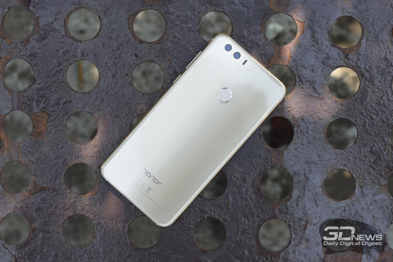  Honor 8, тыльная панель: в верхней части расположены два объектива камеры с двойной светодиодной вспышкой и лазерным автофокусом, ниже &ndash; многофункциональная кнопка со сканером отпечатка пальца 