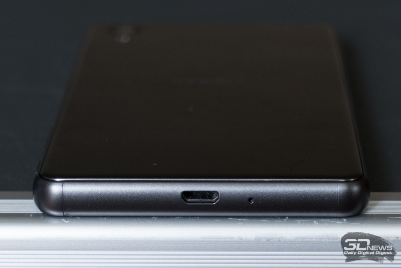  Нижний торец Sony Xperia X Performance: разъем microUSB и микрофон 